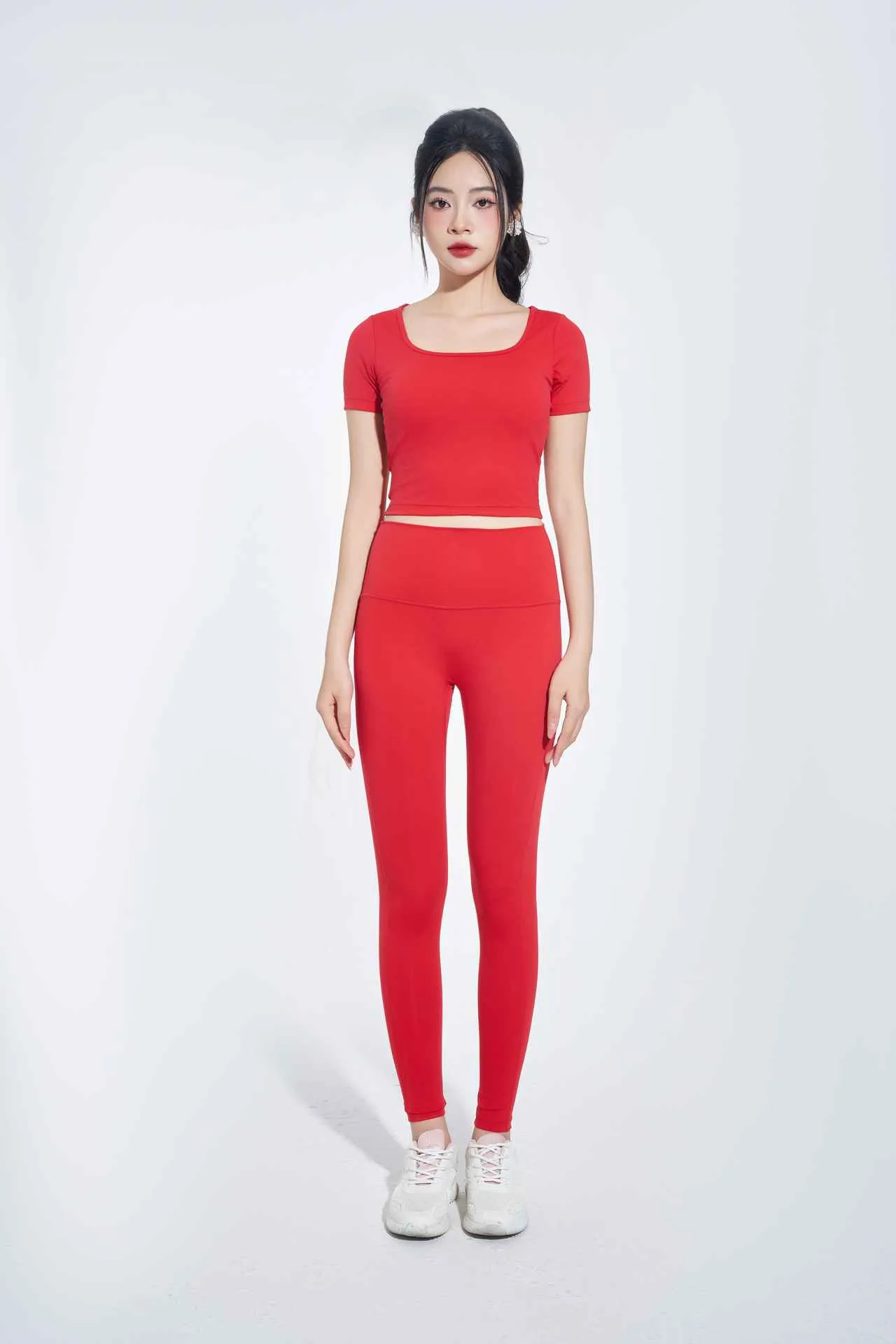 Bộ yoga áo cổ vuông & quần legging màu đỏ