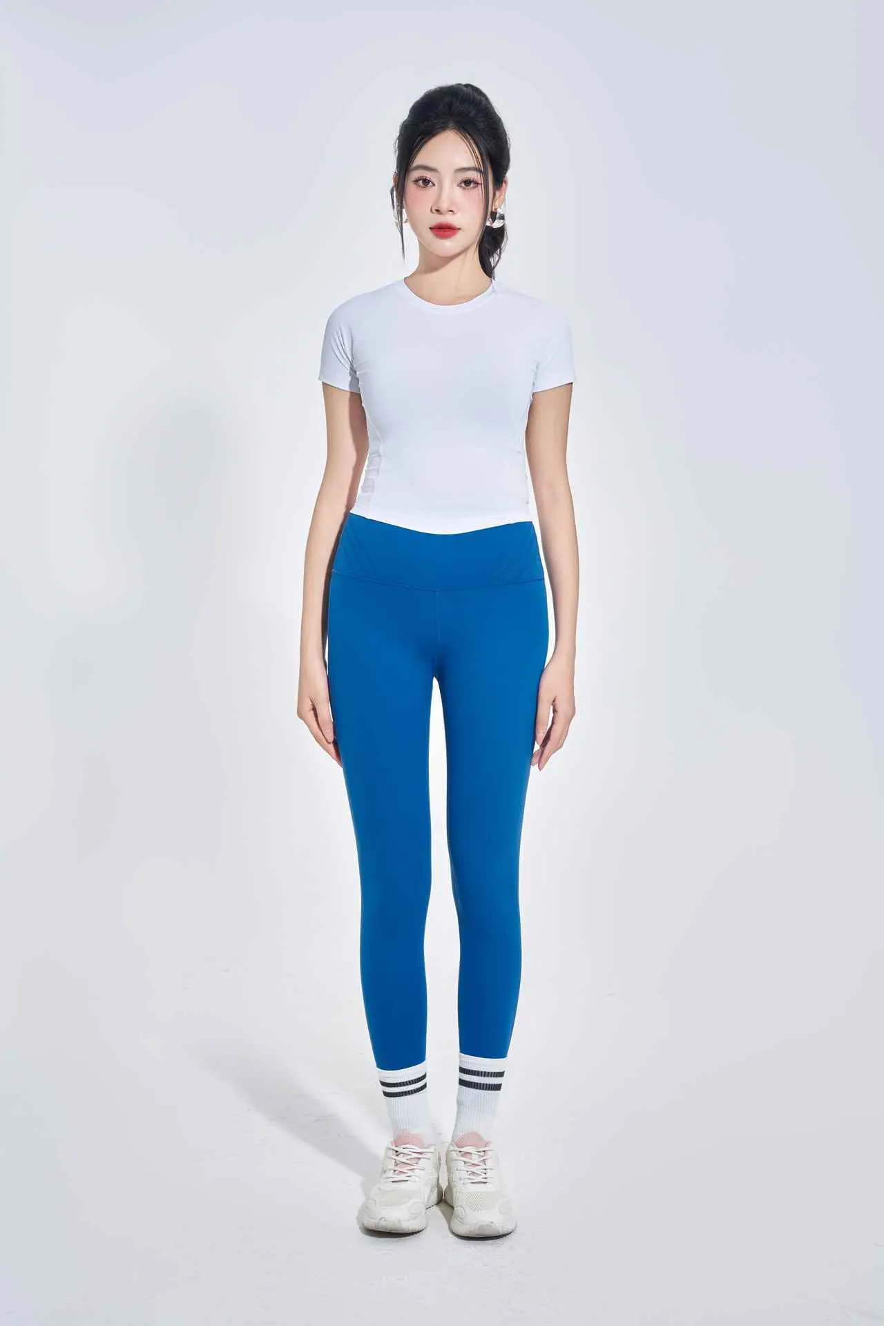 Áo ngắn tay raglan cổ tròn sát dáng croptop màu trắng