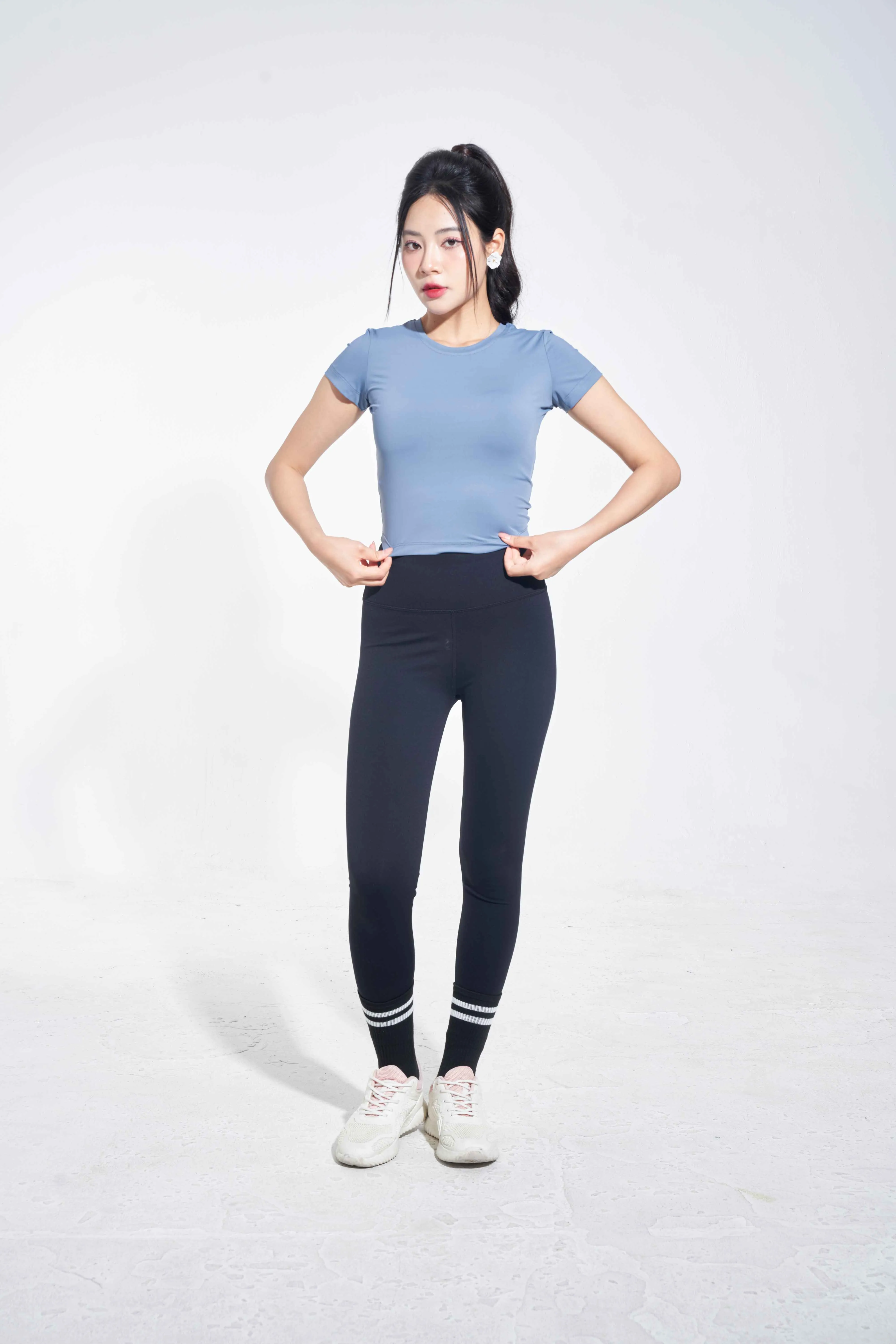 Áo ngắn tay cổ tròn sát dáng crotop màu ghi sáng