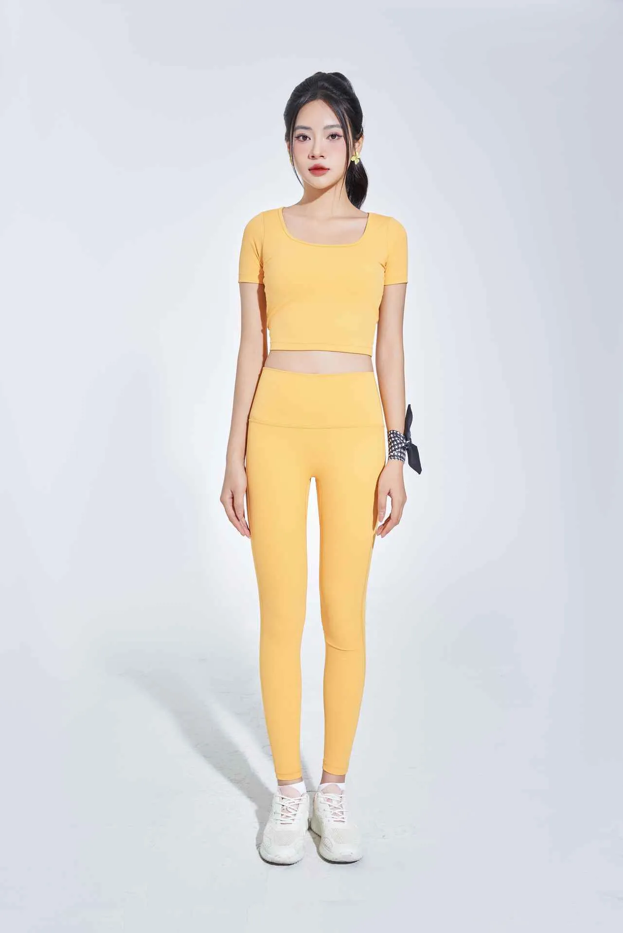 Bộ yoga áo cổ vuông & quần legging màu vàng
