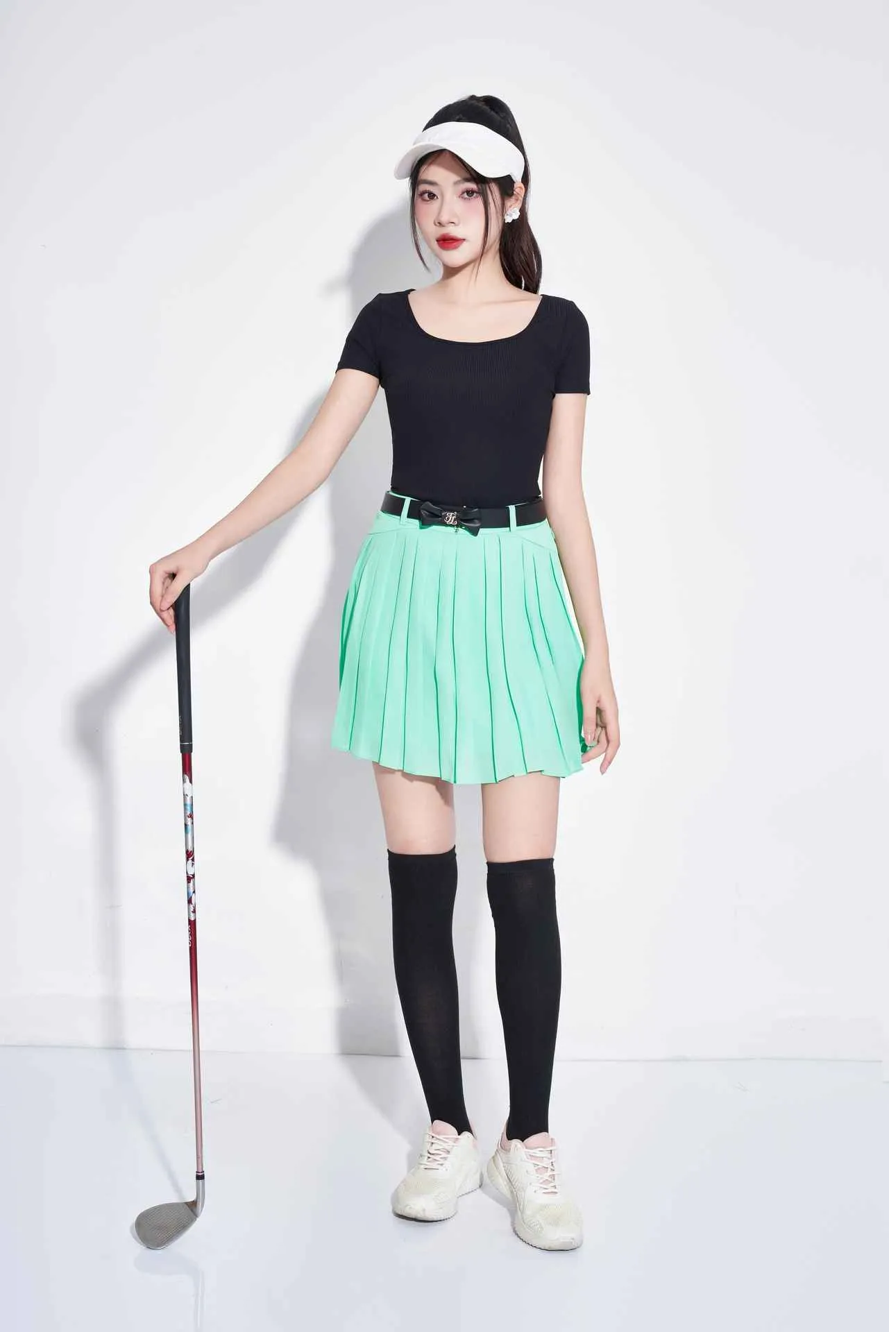 Áo cổ vuông ngắn tay dáng thường màu đen