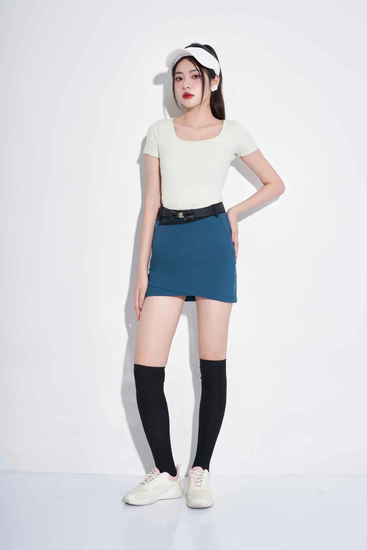 Áo cổ vuông ngắn tay dáng thường màu trắng sứ